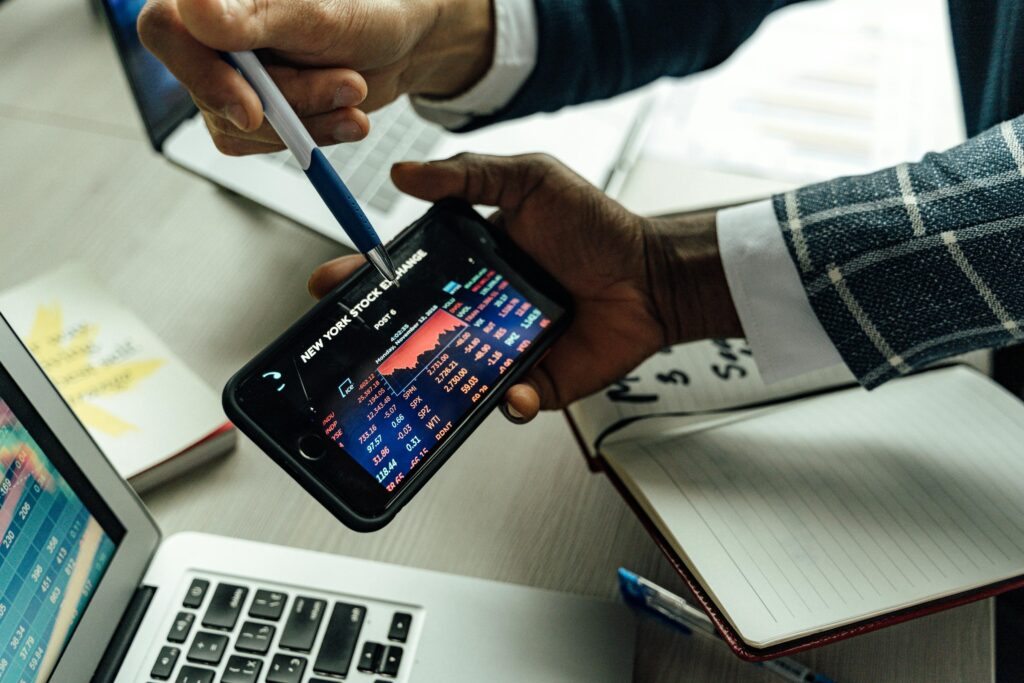 Direct vs Regular Mutual Funds comparison showing difference in returns and charges